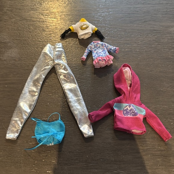 Barbie and doll clothing and accessories lot of 20 piece - Picture 4 of 5